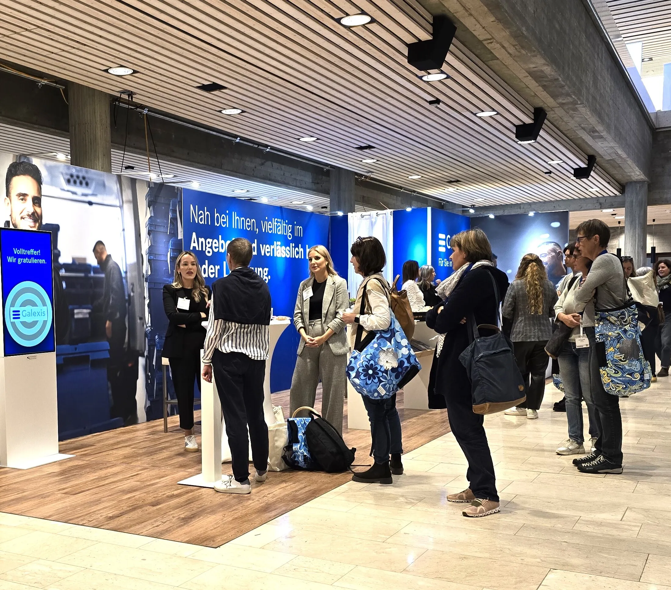 Interessierte am Galexis-Stand in Davos